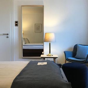 Zimmer mit Kingsize-Bett