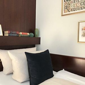 Zimmer mit Kingsize-Bett